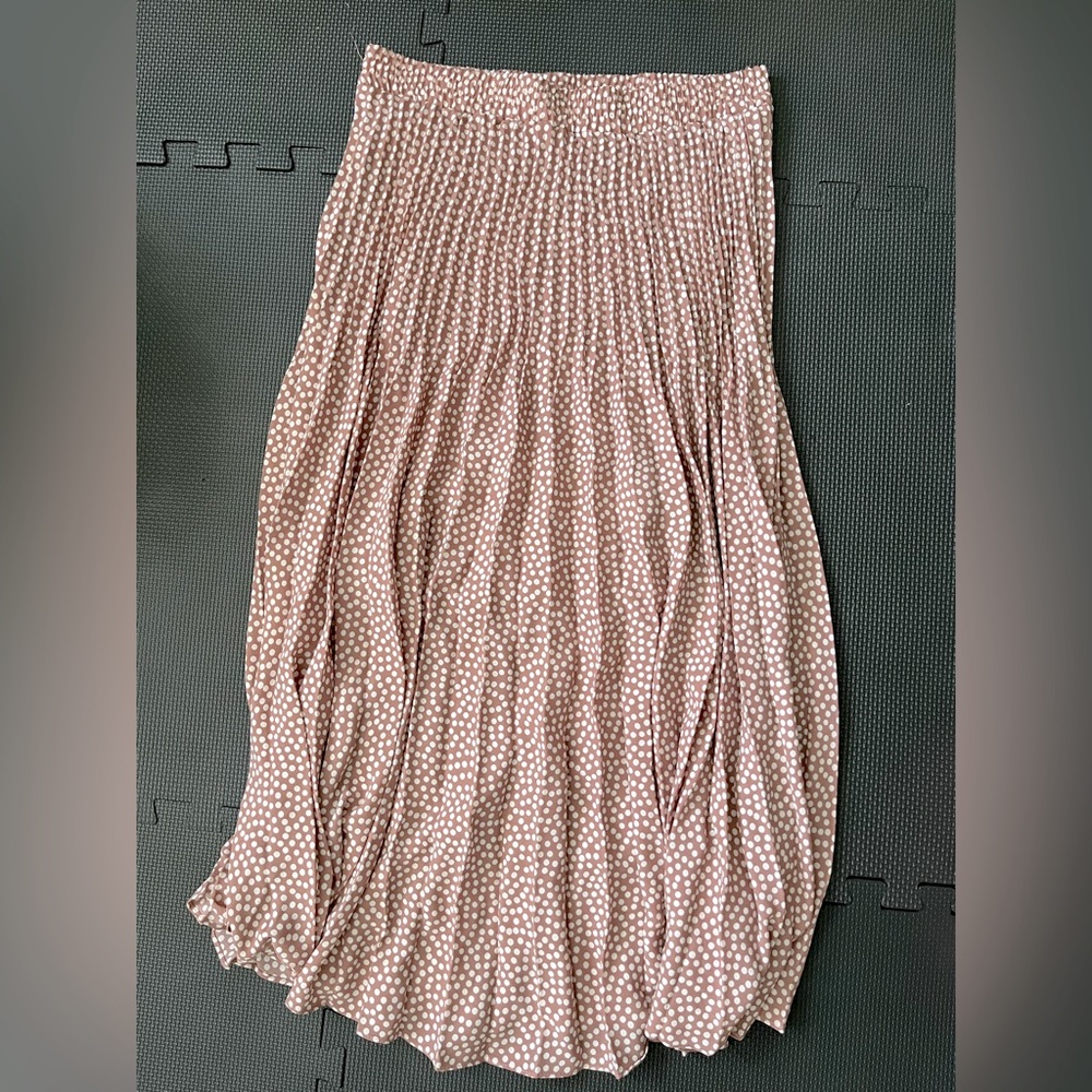 Midi length skirt. Size Medium.